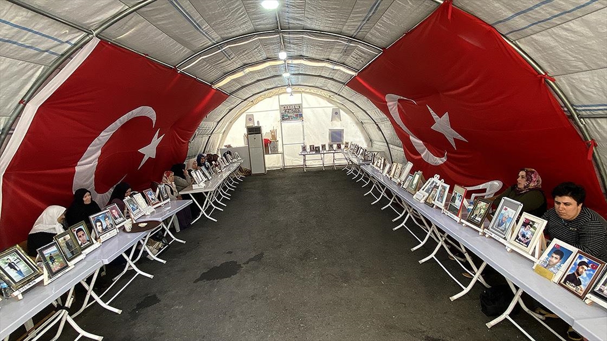 Diyarbakır Anneleri Çocuklarını Bekliyor