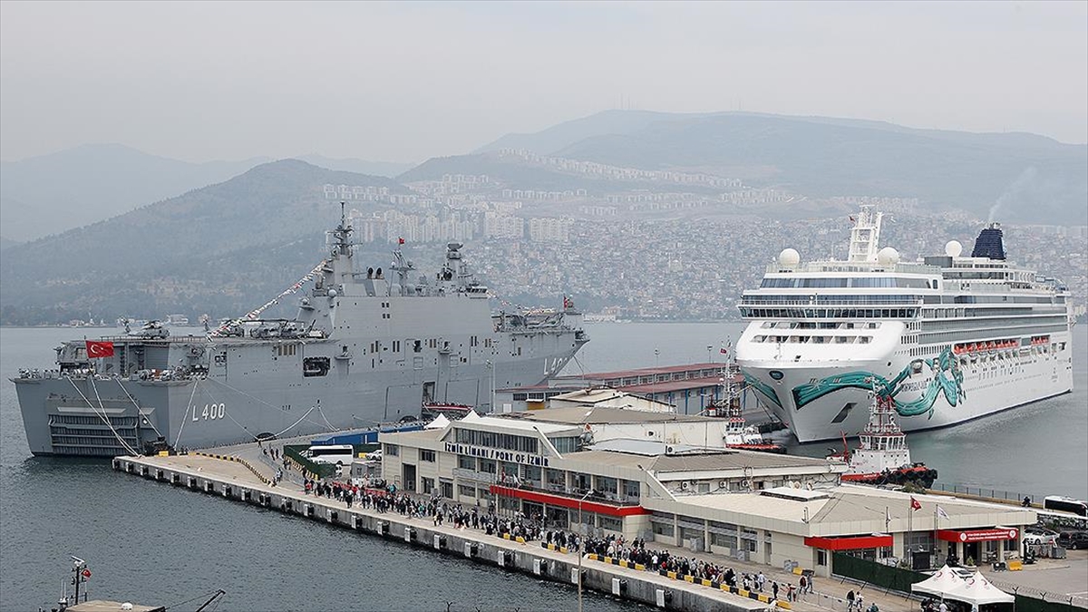 İzmir'de Tcg Anadolu'nun Yanına 2298 Yolculu Kruvaziyer Demirledi