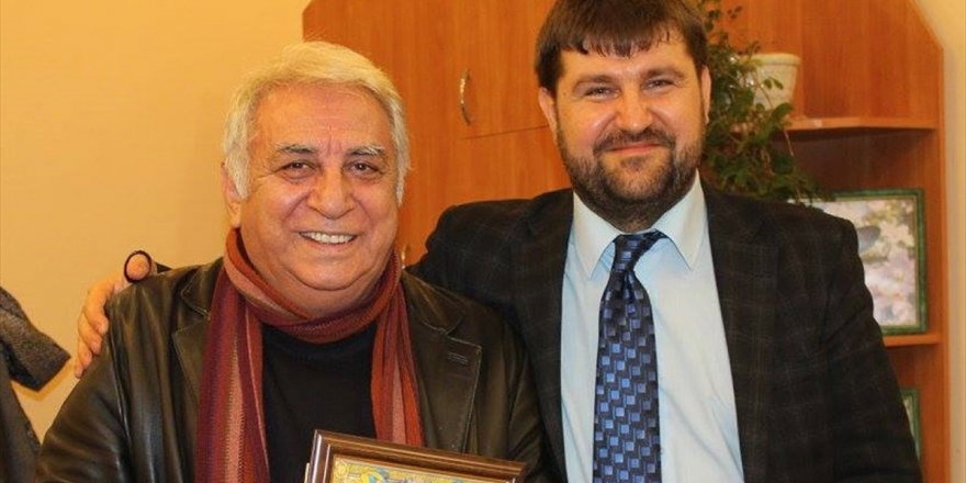 Türk Tiyatrosunun Ödüllü Yazarı Tuncer Cücenoğlu