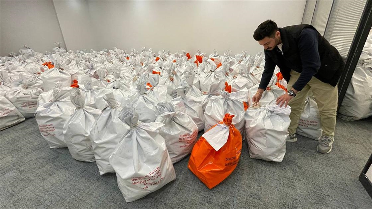 Yurt Dışında Kullanılan Oylar Türkiye'ye Getirilmeye Başlandı