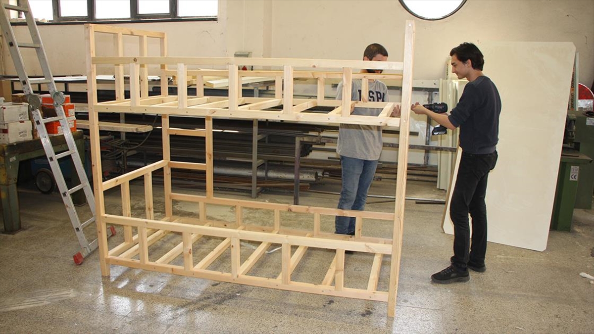 Kocaeli Üniversitesi Atölyesinde Depremzedeler İçin Ahşap Ranza Üretiliyor