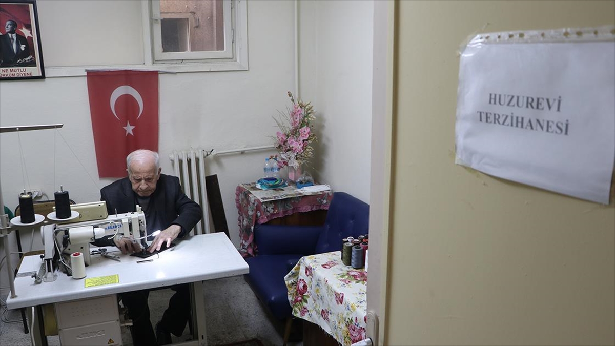 90 Yaşındaki Cavit Debreli Terziliğini Huzurevinde De Sürdürüyor