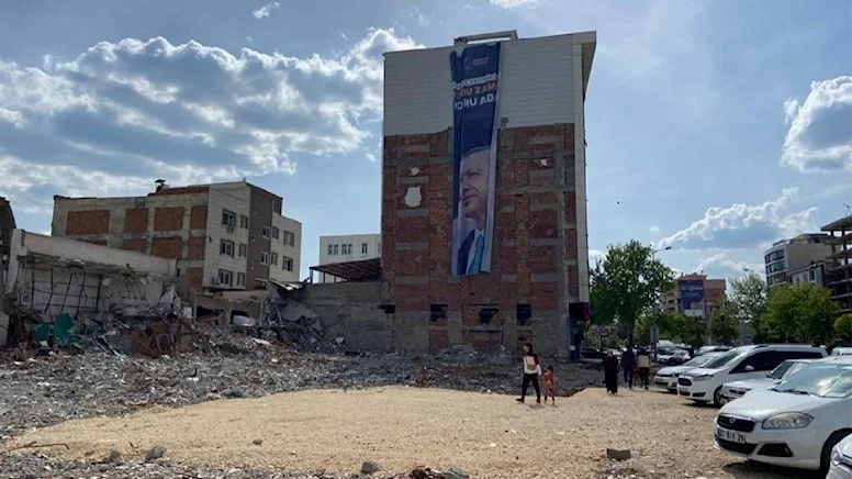 65 kişinin can verdiği otelin karşısına Erdoğan’ın gülümseyen fotoğrafını astılar