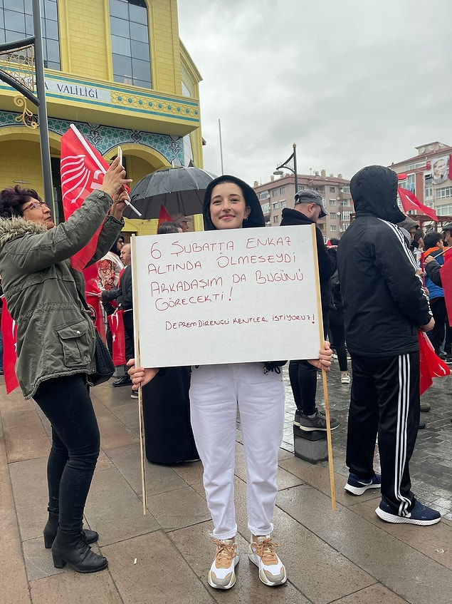 Yayıncı Pqueen Depremde Kaybettiği Arkadaşını Mitingde Açtığı Pankartla Andı