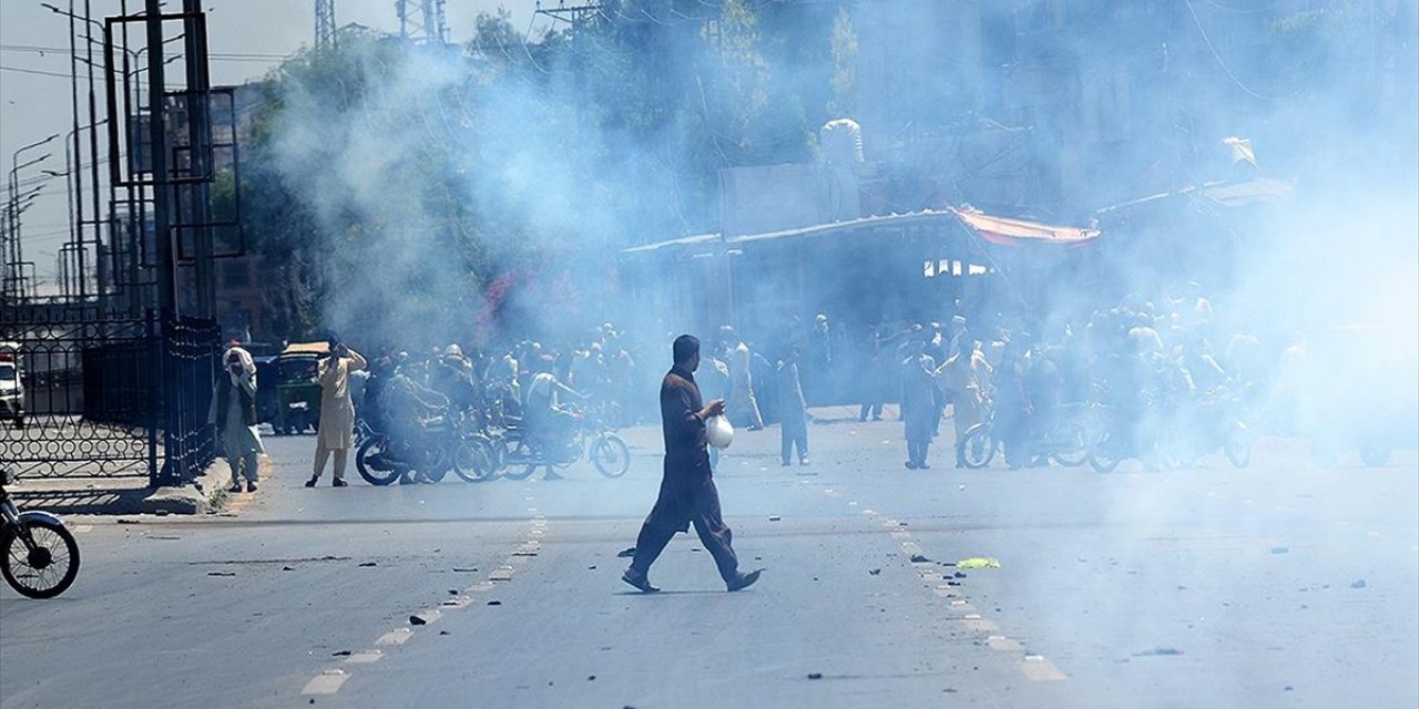 Pakistan'da Protestolar Sürüyor