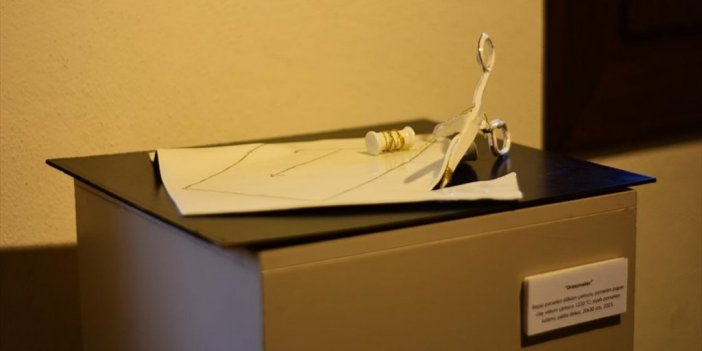 Annesinin Anısını Eşyalarıyla Açtığı Seramik Sergisinde Yaşatıyor