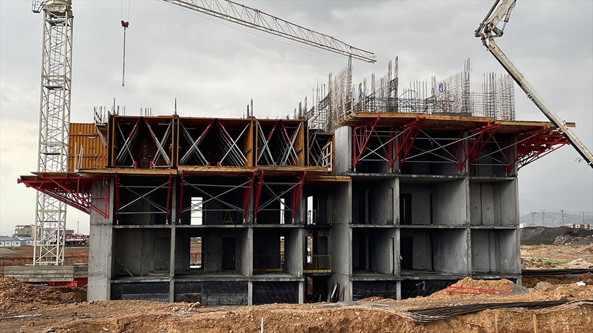 Malatyalı Depremzedelerin Kalıcı Konutlarında İnşaatlar Devam Ediyor