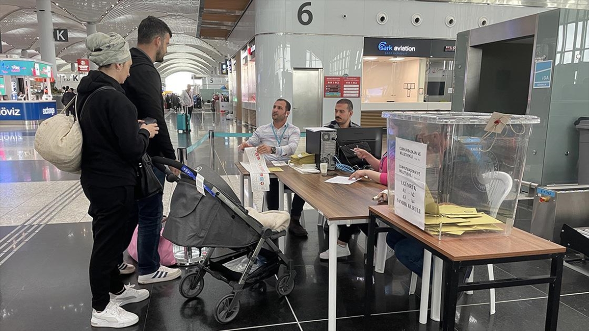 İstanbul Havalimanı'nda Oy Verme İşlemi Sürüyor