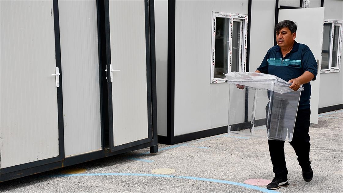 Depremlerden Etkilenen Hatay'da Seçim İçin Sandıklar Kurulmaya Başlandı