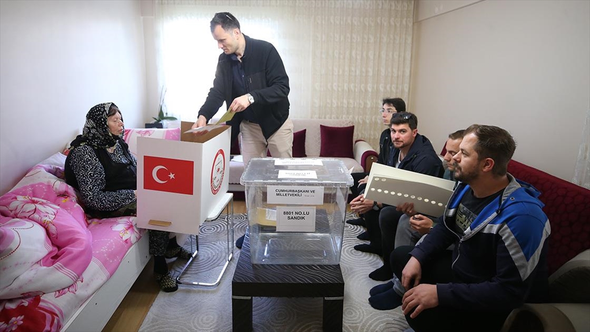 Hasta Veya Engelliler "seyyar Sandık" İle Oylarını Kullandı