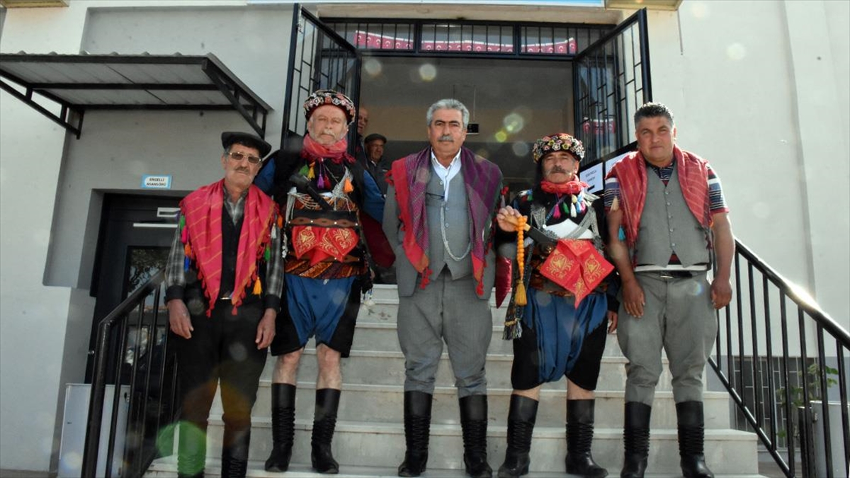 Aydın'da Bir Grup Seçmen Efe Kıyafetleriyle Oy Kullandı