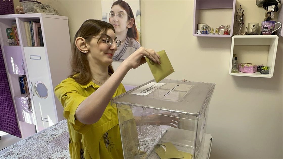 "Dünyanın En Uzun Boylu Kadını" Oyunu Kullandı