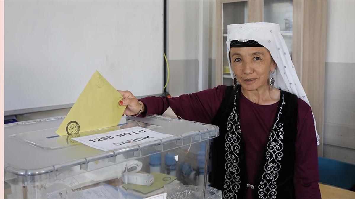 Van'daki Kırgız Türkleri Yöresel Kıyafetleriyle Oylarını Kullandı