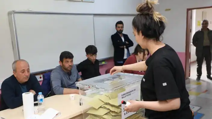 Sandıklar kapandı, gözler YSK'da