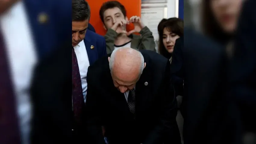 Bahçeli oyunu atarken arkasındaki genç 'kalp' yaptı