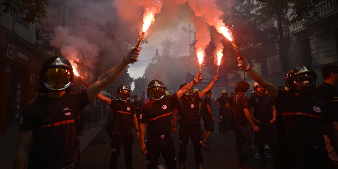İspanya'da İtfaiyeciler Madrid'de Gösteri Yaptı