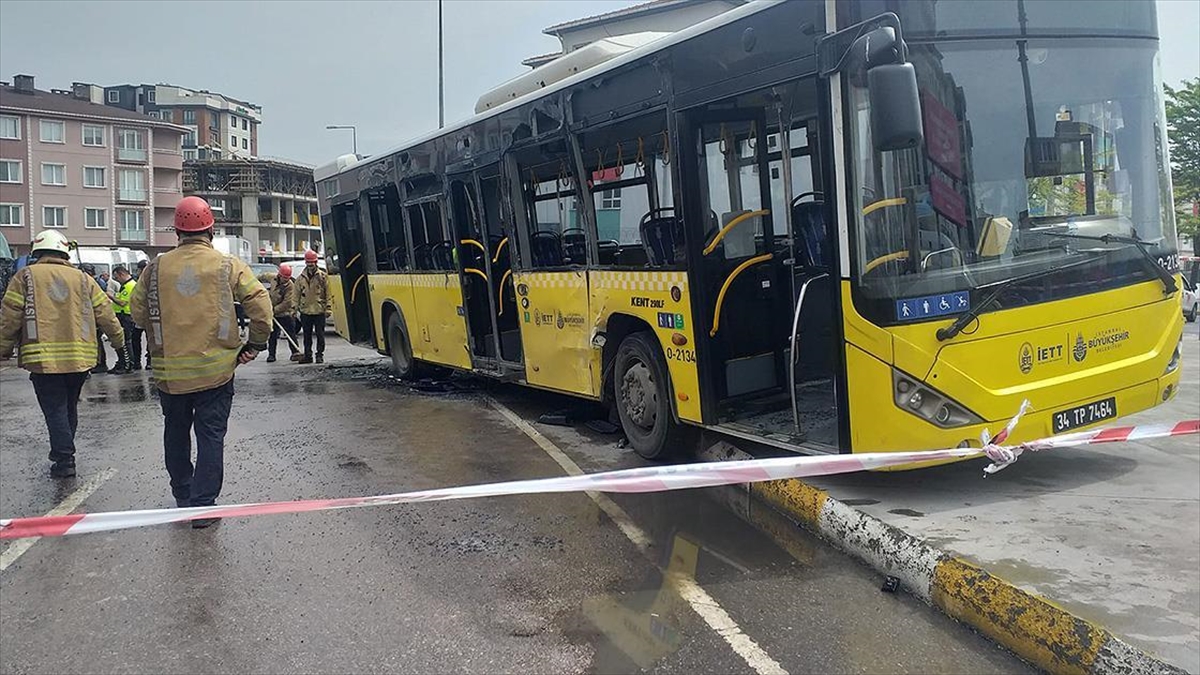 Pendik'te Tır İle İett Otobüsünün Çarpıştığı Kazada 5 Kişi Yaralandı