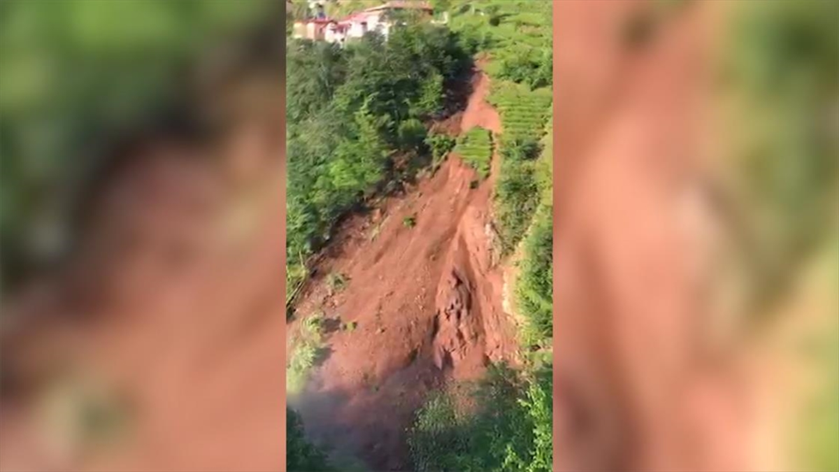 Trabzon'da Heyelan Anı Cep Telefonu Kamerasına Yansıdı