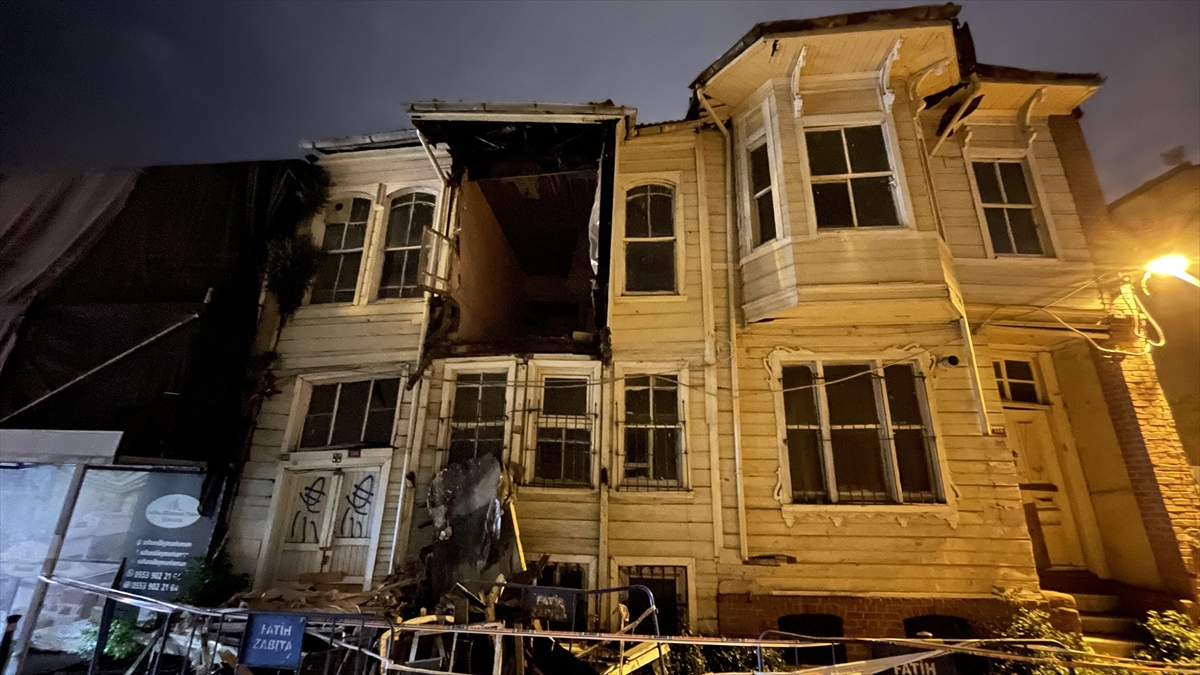 Fatih'te Tarihi Binada Kısmi Çökme Meydana Geldi