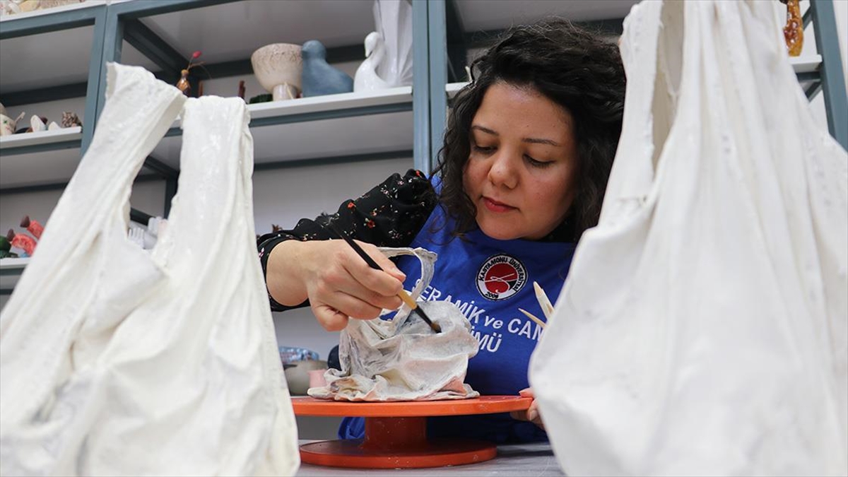 Porselen Çöp Poşetleriyle Çevre Kirliliğine Dikkat Çekiyor