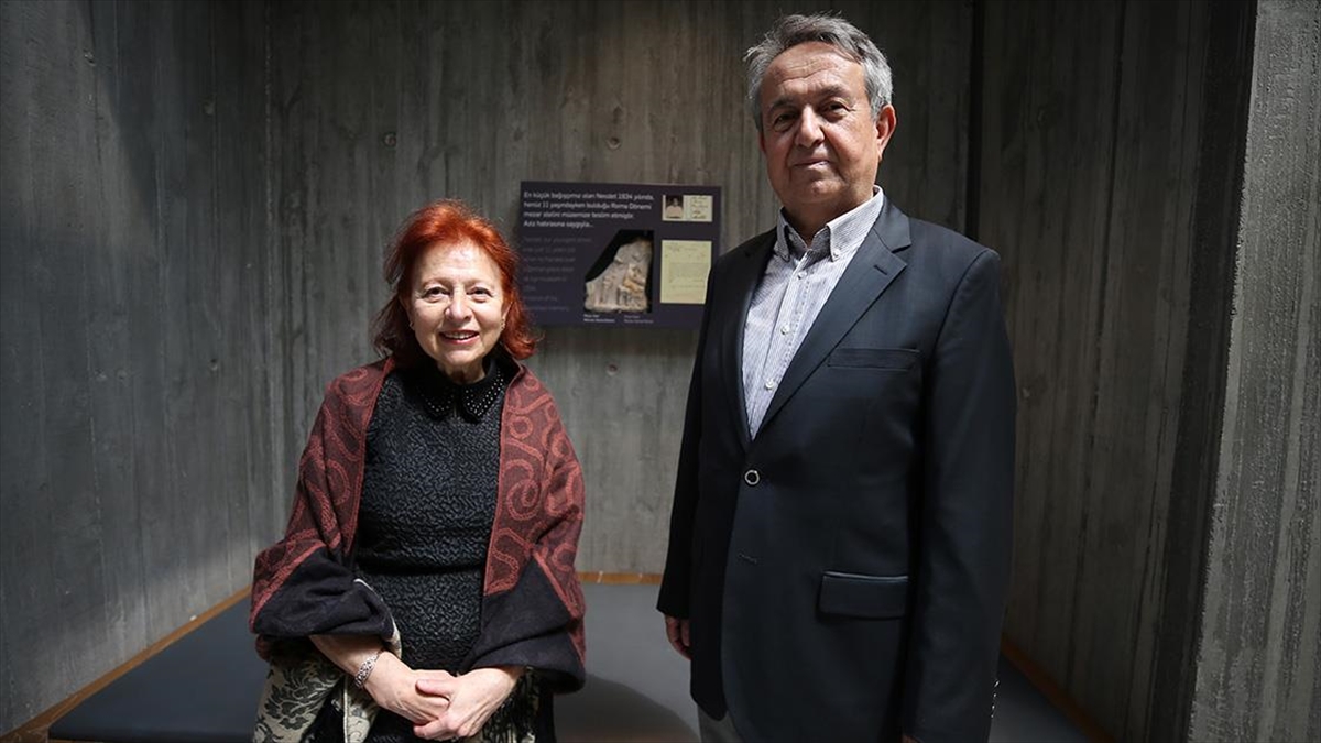 "necdet Efendi"nin 89 Yıl Önce Müzeye Bağışladığı Mezar Stelini İlk Kez Gören Kızı Duygulandı