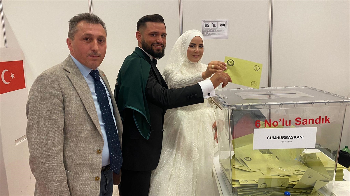 Almanya'da Kaba Çifti Gelin Ve Damatlıklarıyla Oy Kullandı