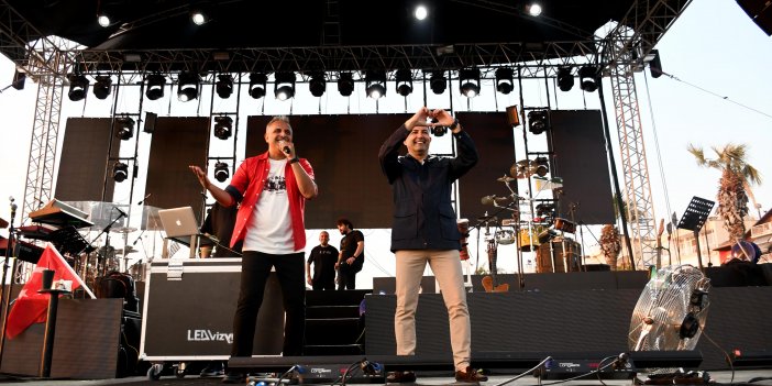 KUŞADASI’NDA 19 MAYIS COŞKUSU DERYA ULUĞ KONSERİ İLE ZİRVEYE ÇIKTI