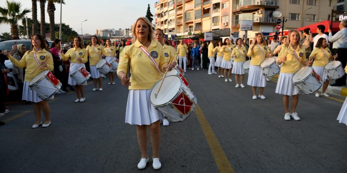 KUŞADASI’NDA ON BİNLER ATASI İÇİN YÜRÜDÜ