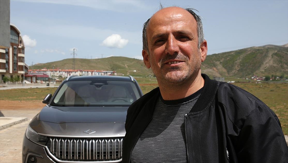 Bitlisli Esnaf Türkiye'nin Yerli Aracı Togg'u Teslim Aldı