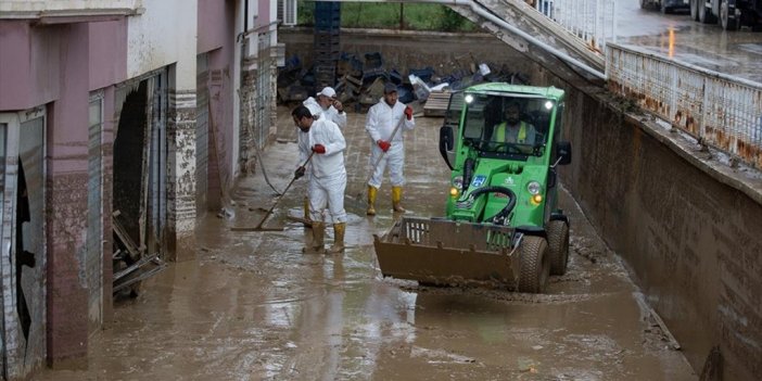 Sağanak Nedeniyle Su Baskınlarının Olduğu Elmadağ'da Temizlik Çalışmaları Sürüyor