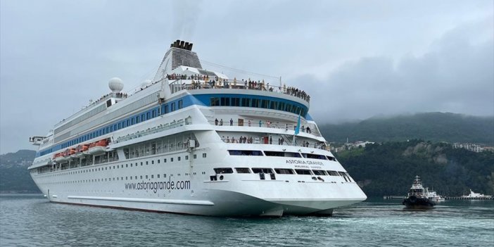 "astoria Grande" Kruvaziyeri 614 Yolcusuyla Amasra'da Demirledi