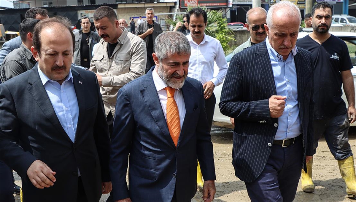 Hazine Ve Maliye Bakanı Nebati: (mersin'deki Sağanak) Zarar Gören Hanelere 10'ar Bin Liralık Yardım Gidecek