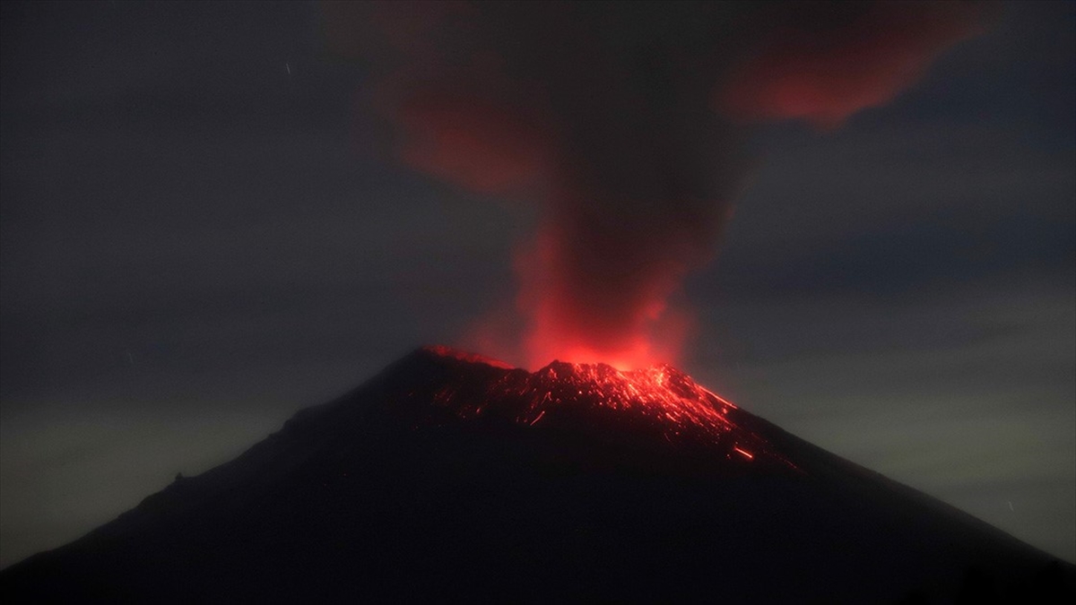 Meksika’da Popocatepetl Yanardağı'nın Kül Püskürtmesinin Ardından Sarı Alarm Verildi