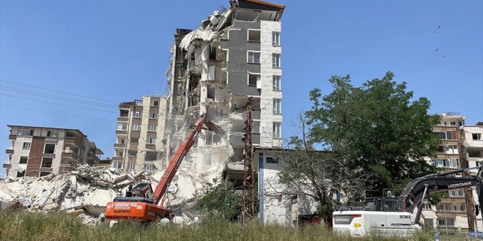 Hatay'da Ağır Hasarlı Binaların Yıkım Çalışmaları Sürdü