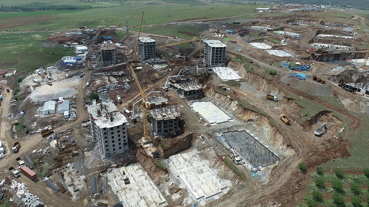 Doğanşehir'de Depremzedeler İçin Yapılan Kalıcı Konutların İnşası Sürüyor