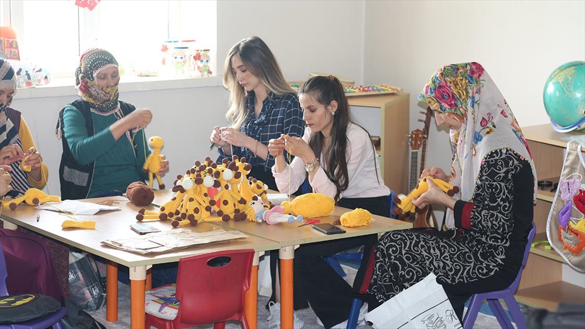 Merve Öğretmenin Köy Okulunda Kurduğu Atölye Kadınların Kazanç Kapısı Oldu