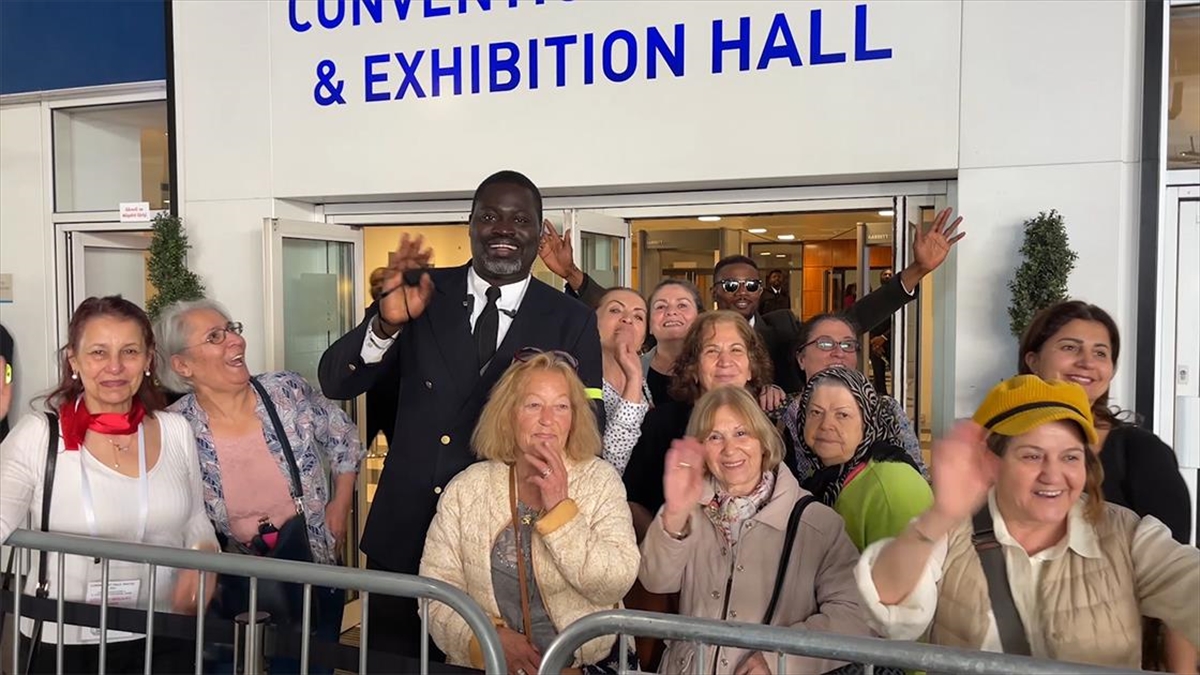 Londra'da Yabancı Güvenlik Görevlilerinden Seçmene "türkçe" Sıcak Karşılama