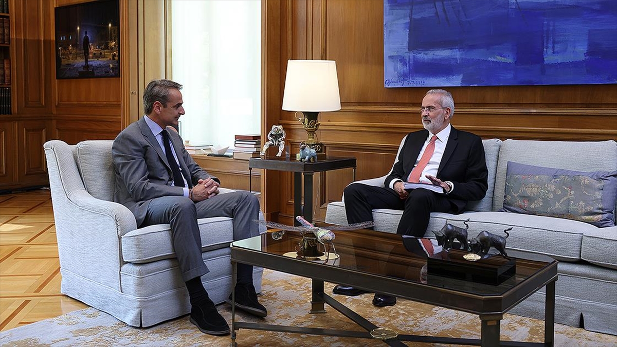 Yunanistan'da Geçici Hükümetin Başbakanı Yemin Ederek Göreve Başladı