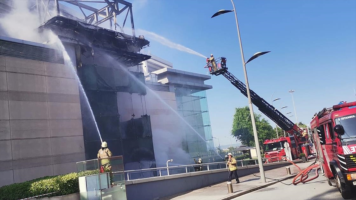 Sarıyer'de Alışveriş Merkezinde Çıkan Yangın Söndürüldü