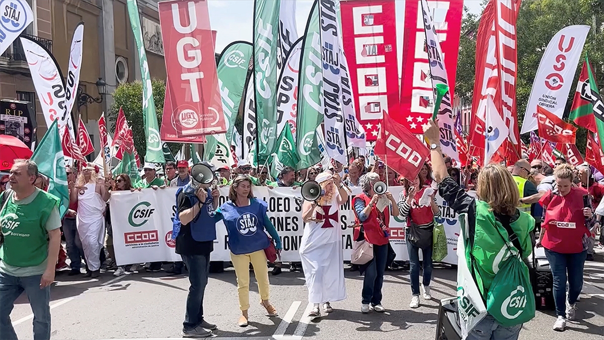 İspanya'da Süresiz Grevdeki Adliye Memurları, Madrid'de Gösteri Yaptı