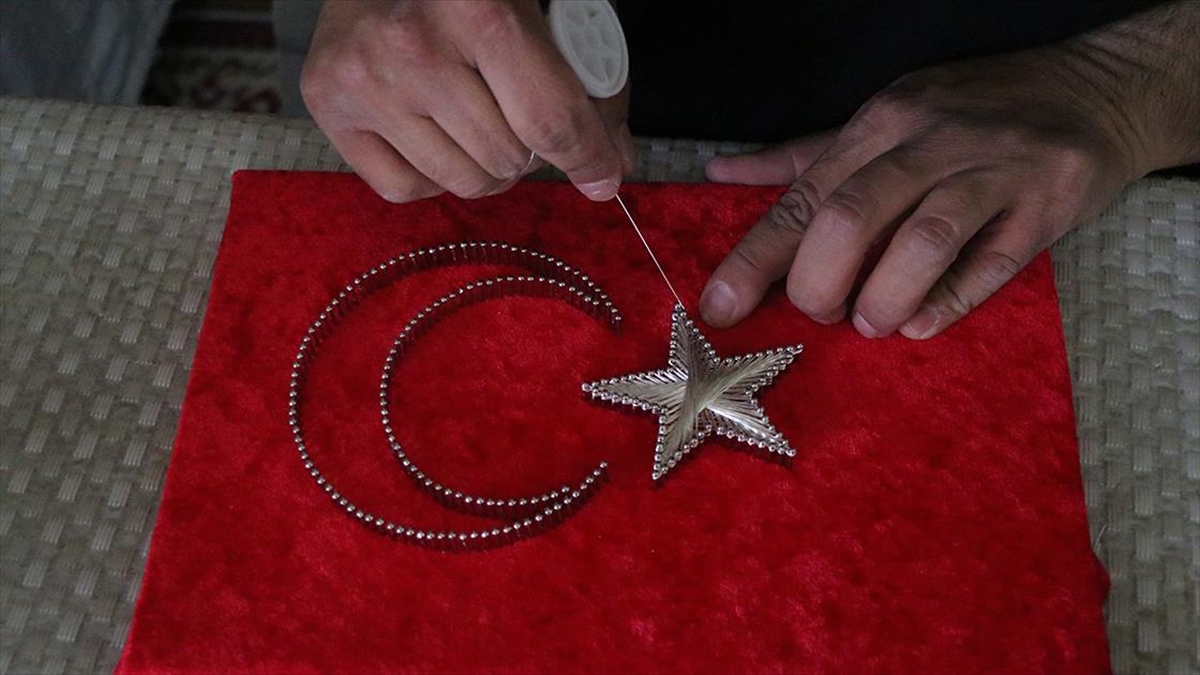 Binlerce Çivi Ve Metrelerce Bakır Telle Hayallerini Sanata Dönüştürüyor