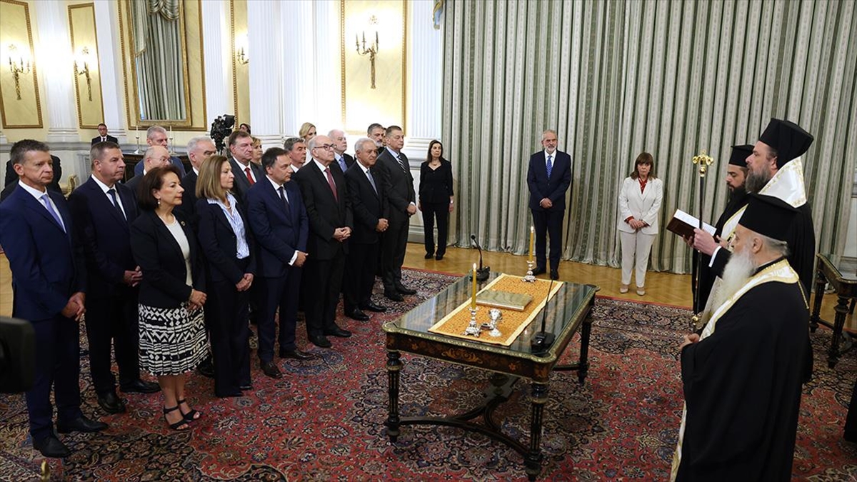 Yunanistan'daki Geçici Hükümetin Bakanları Yemin Ederek Göreve Başladı
