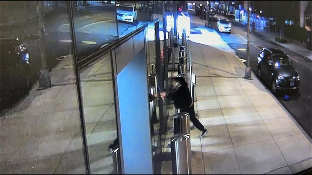 New York'taki Türkevi’ne Levyeyle Saldıran Zanlı Amerikan Polisince Yakalandı