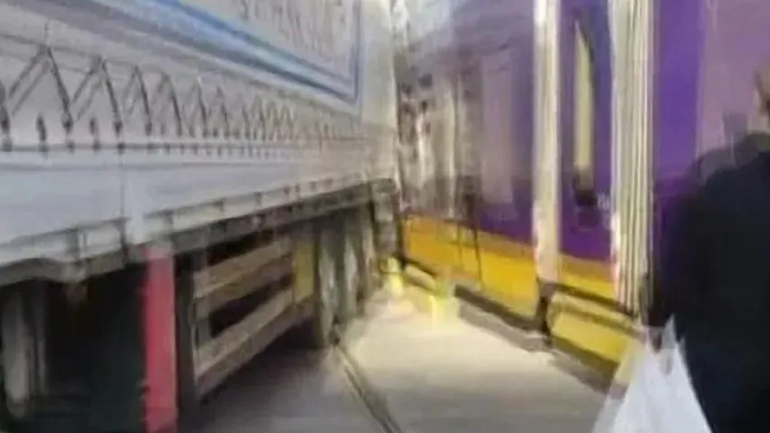 Zeytinburnu'nda tramvay TIR'ın dorsesine çarptı!