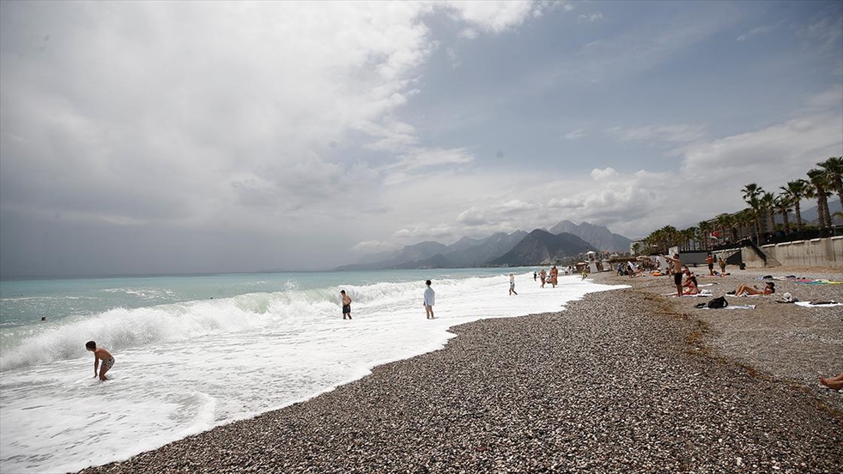 Antalya'da Oy Kullanan Seçmenler Dinlenmek İçin Sahilleri Tercih Etti