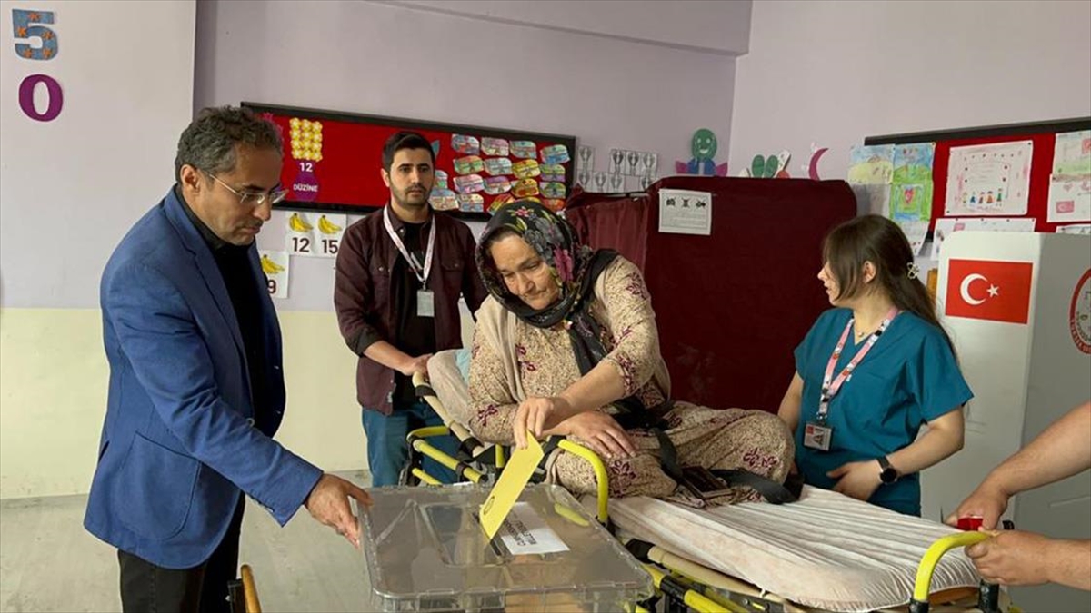 Van Ve Hakkari'de Hasta Veya Engelliler Ekiplerin Yardımıyla Oylarını Kullandı