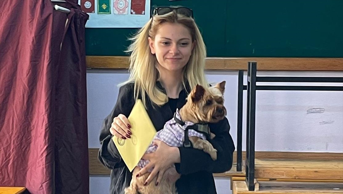 İlk Kez Oy Kullanmaya "can Dostuyla" Geldi