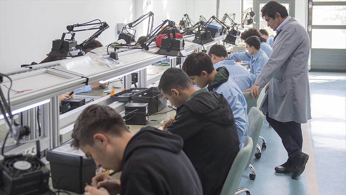 Meslek Liseleri, Yılın İlk 4 Ayında Ekonomiye 1 Milyar 349 Milyon Lira Katkı Sağladı