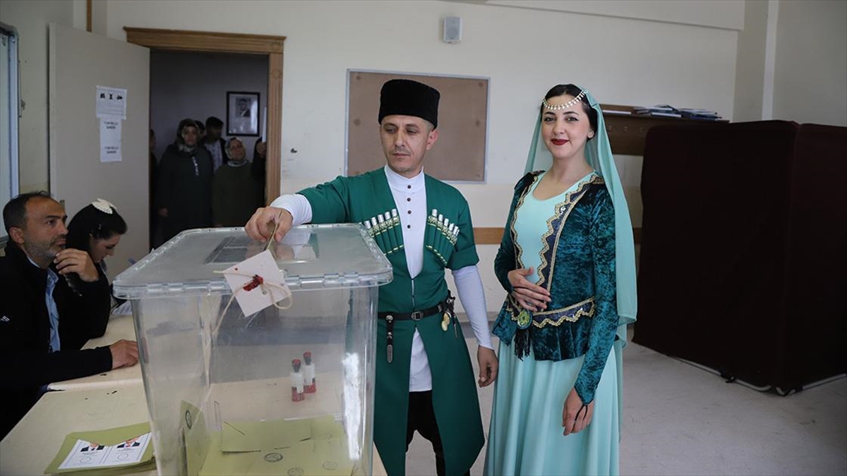 Kars'ta Bir Çift Kafkas Kıyafetiyle Oy Kullandı