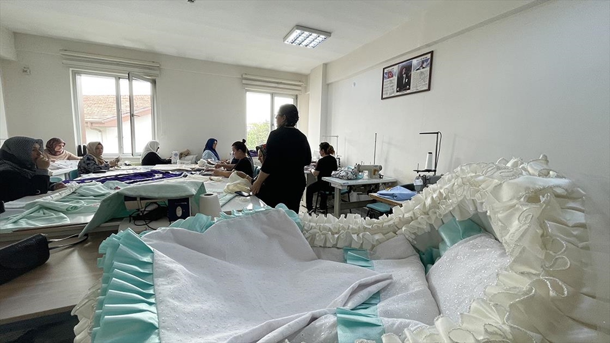 Kayserili Kadınlar Ev Tekstili Kursunda Eski Eşyaları Değerlendirmeyi Öğreniyor